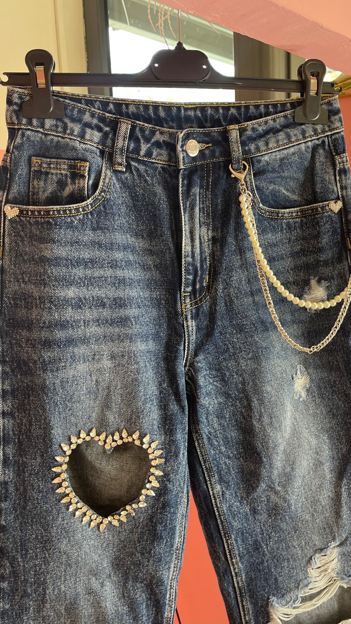 JEANS CON DETTAGLIO CUORE STRASS